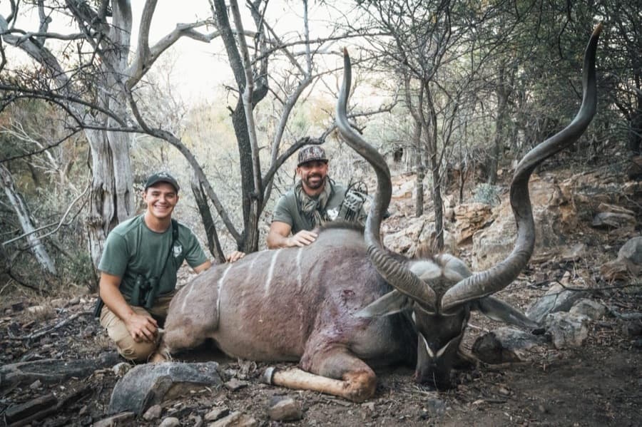 Shane Huff's bowhunt with Danie Geel